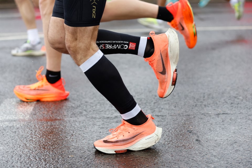Người chạy đi giày Nike tại một giải marathon ở London (Anh) năm 2023. Ảnh: Reuters