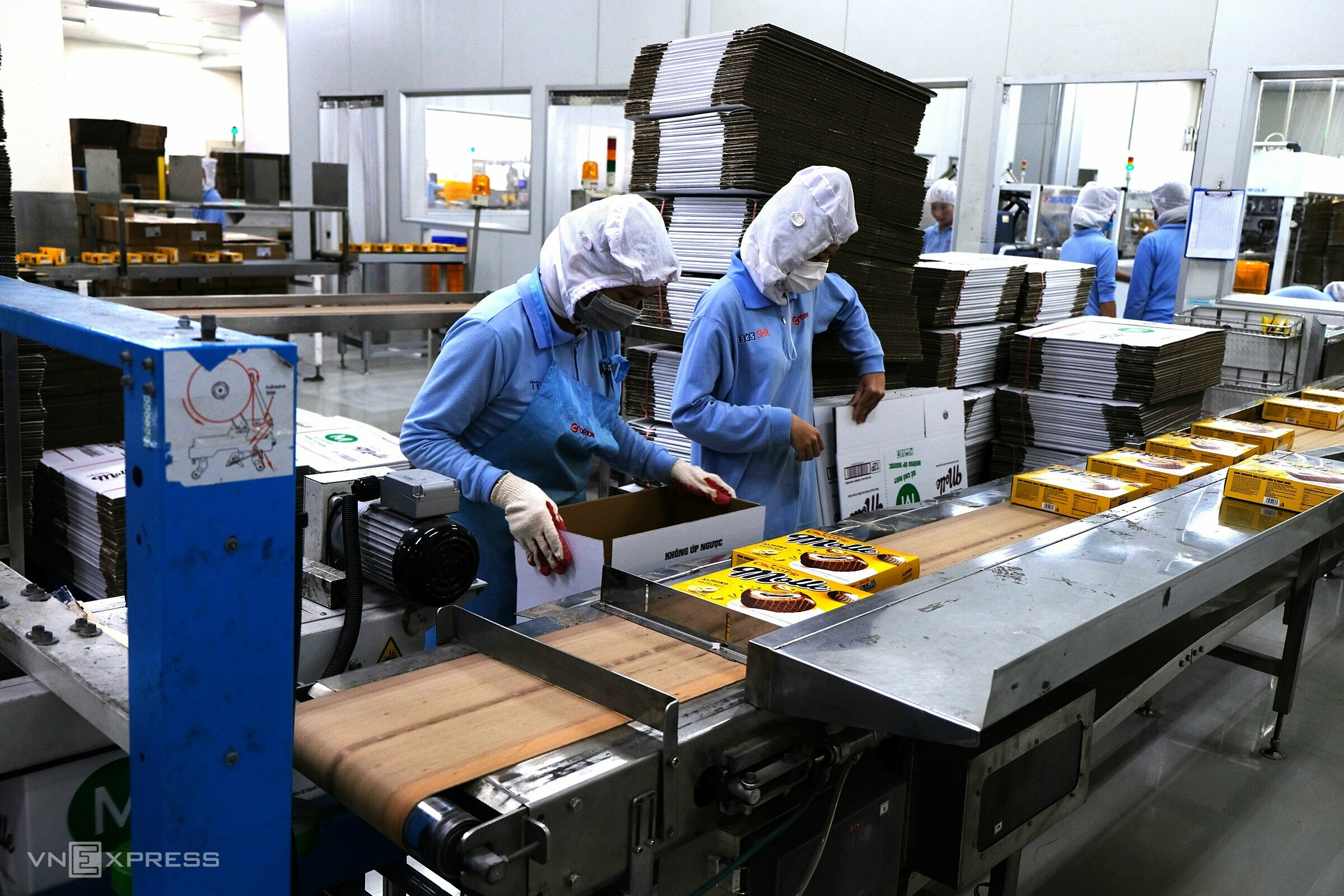 Công nhân đang đóng thùng bánh tại nhà máy của Orion ở Bình Dương. Ảnh:Linh Đan