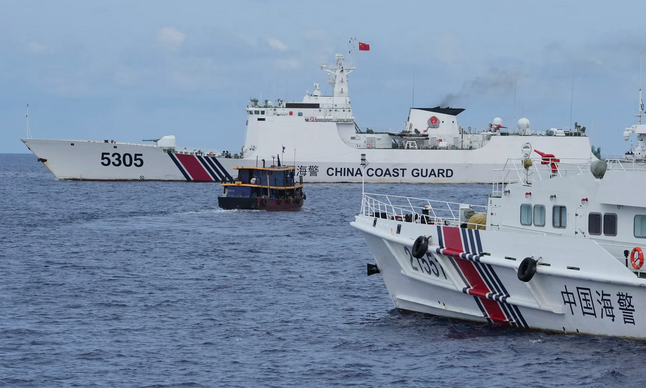 Tàu tiếp vận Philippines (màu đen, ở giữa) bị hải cảnh Trung Quốc truy cản gần bãi Cỏ Mây hồi tháng 8/2023. Ảnh: AP