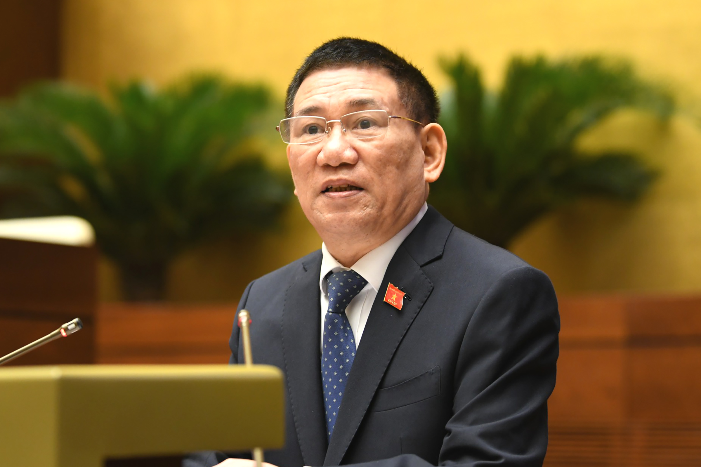 Bộ trưởng Tài chính Hồ Đức Phớc phát biểu tại Quốc hội sáng nay. Ảnh: Hoàng Phong