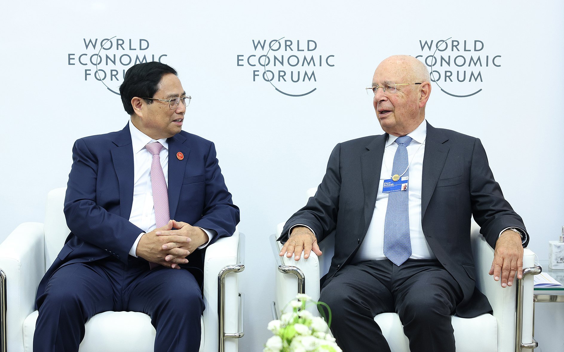 Thủ tướng Phạm Minh Chính tiếp Giáo sư Klaus Schwab, nhà sáng lập kiêm Chủ tịch điều hành WEF, sáng 26/6, tại Đại Liên (Trung Quốc). Ảnh: Đoàn Bắc
