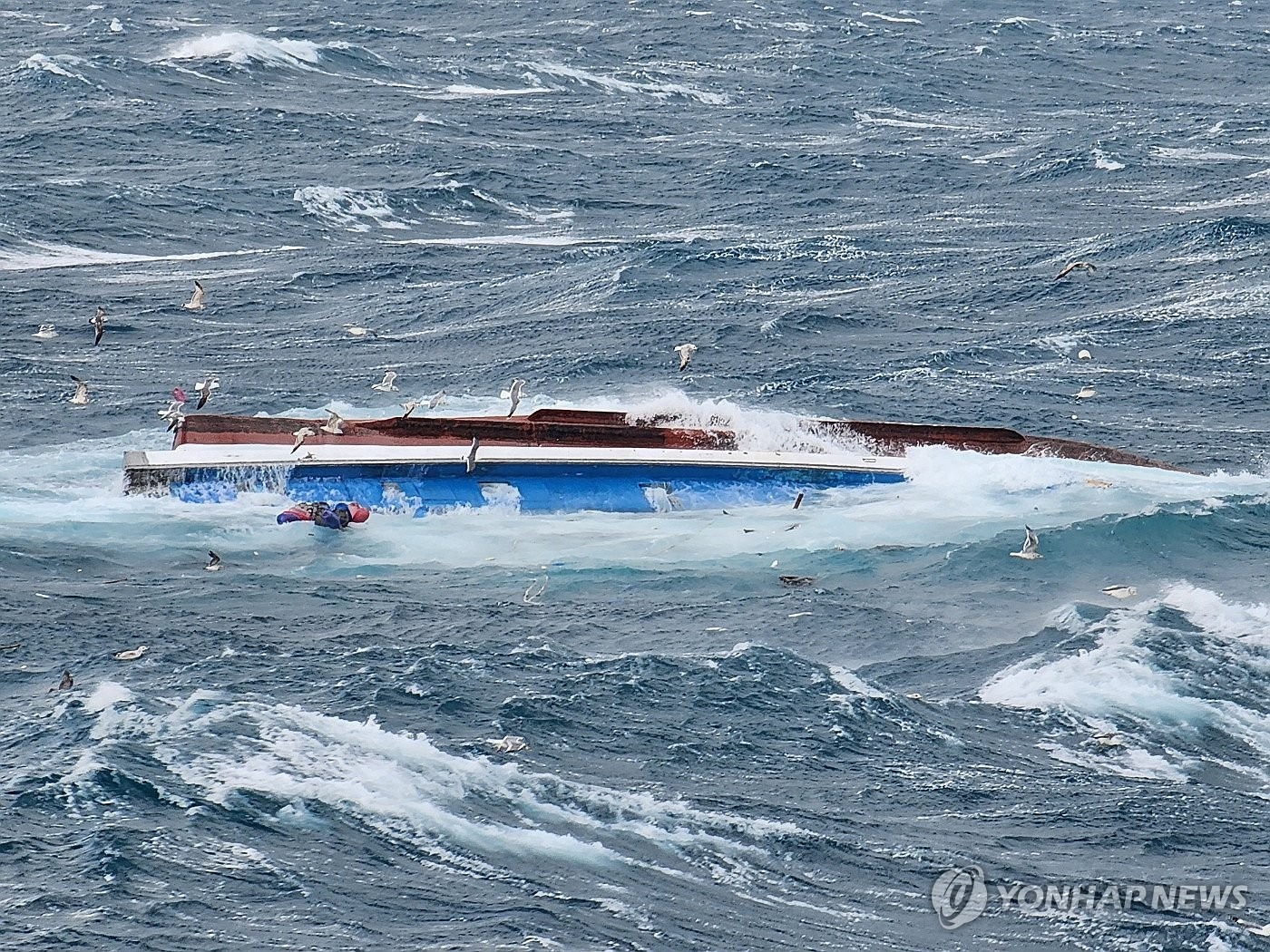 Hình ảnh tàu cá chìm ngoài khơi Jeju ngày 1/3 do tuần duyên Hàn Quốc cung cấp. Ảnh: Yonhap