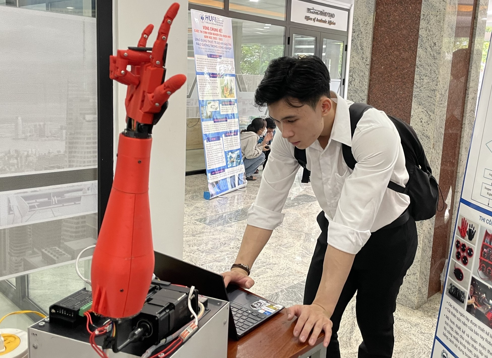 Cánh tay robot được giới thiệu tại cuộc thi Sinh viên nghiên cứu khoa học, Đại học Công nghiệp Thực phẩm TP HCM hôm 3/6. Ảnh: Hà An