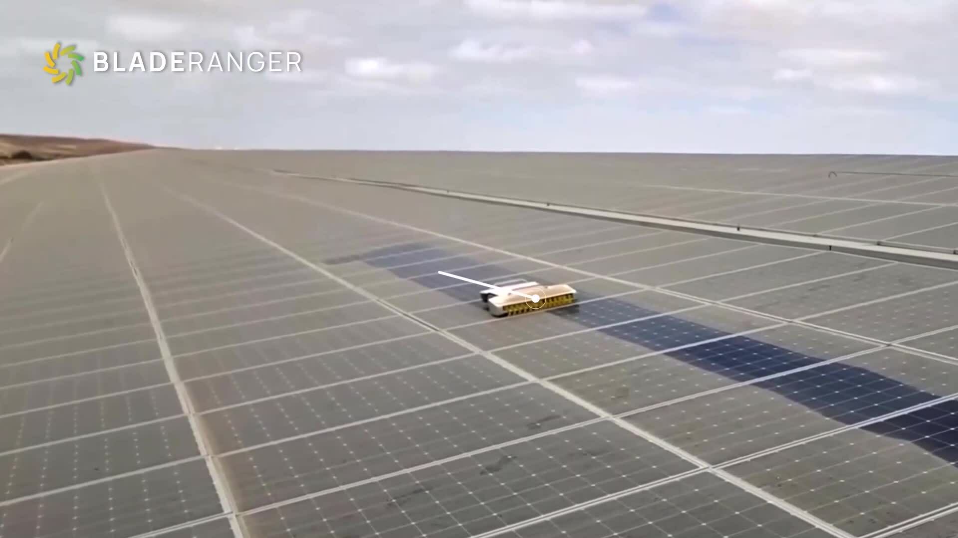 Robot vệ sinh pin Mặt Trời có thể leo dốc 45 độ