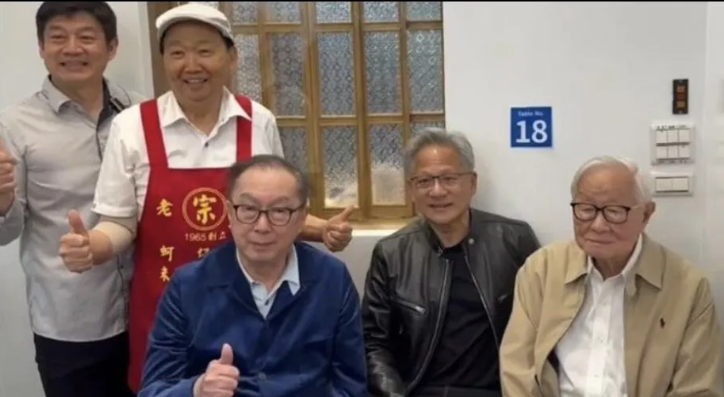 Ba người ngồi từ trái sang: Barry Lam (Quanta Computer), Jensen Huang (Nvidia), Morris Chang (TSMC) chụp ảnh với người hâm mộ. Ảnh: X/ImAeris