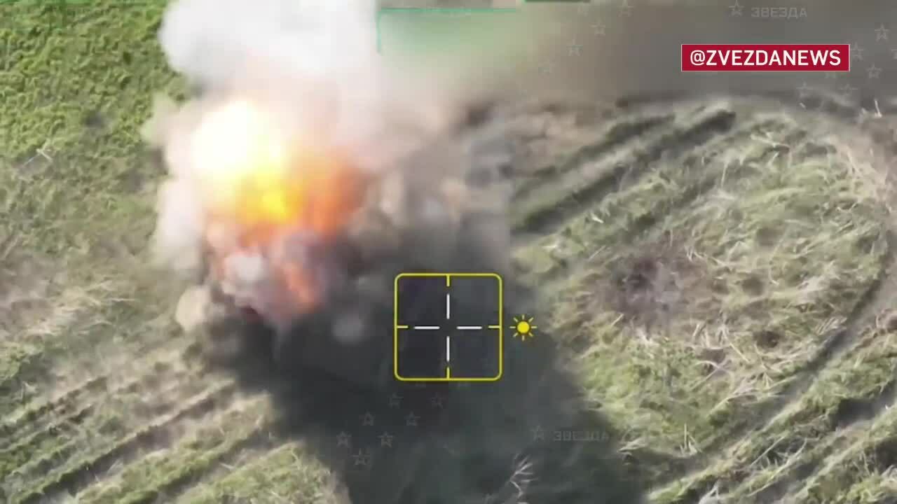 Thiết giáp Bradley bùng cháy khi trúng drone FPV Nga