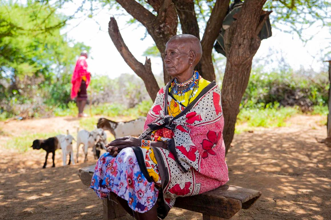 Bà Ntoyie Lenkanan, 72 tuổi, trả lời truyền thông tại khu nhà riêng. Ảnh: CNN