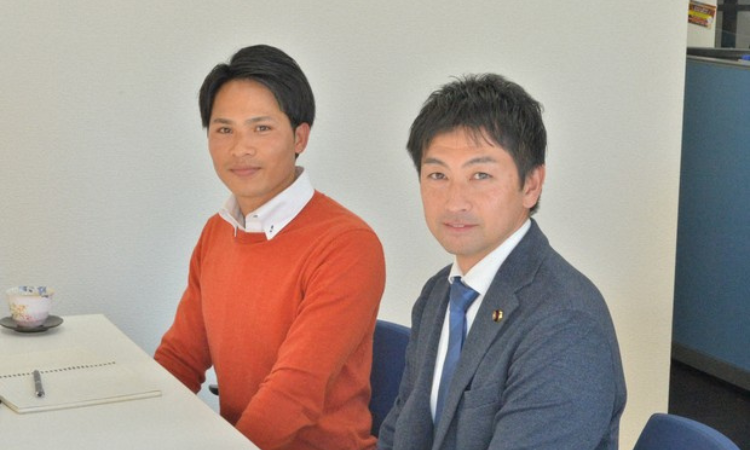 Bui Van Phi (trái) và phó chủ tịch hiệp hội Shohei Sato tại Maebashi, tỉnh Gunma, ngày 14/12. Ảnh: Mainichi