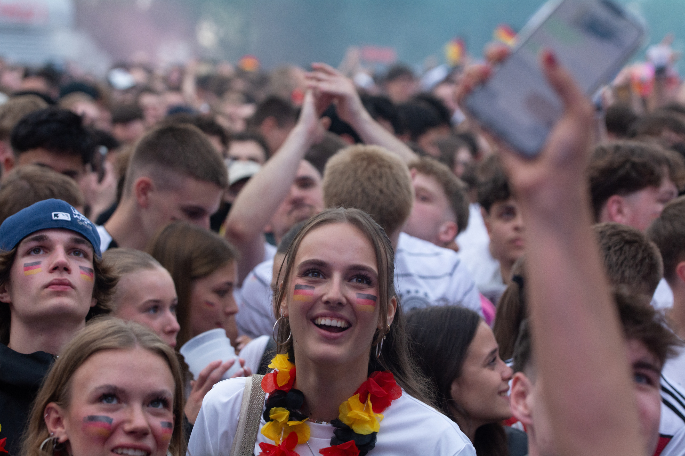 Cổ động viên Đức cổ vũ đội nhà tại điểm theo dõi ở Cologne. Ảnh: AFP