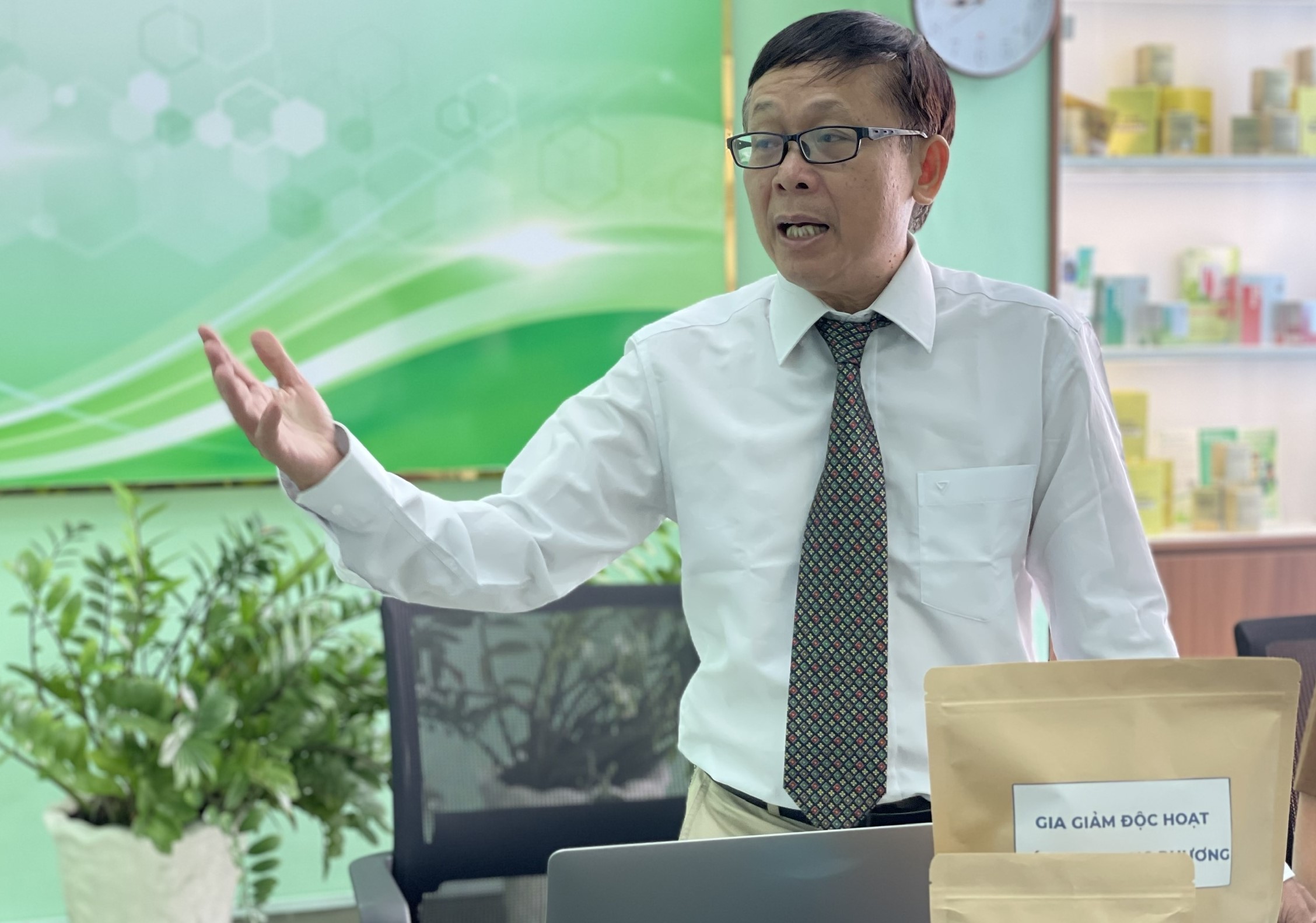 GS Nguyễn Cửu khoa chia sẻ về nghiên cứu nano hóa thuốc y học cổ truyền tại buổi báo cáo tại Viện Khoa học Vật liệu Ứng dụng, hôm 25/7. Ảnh: Hà An