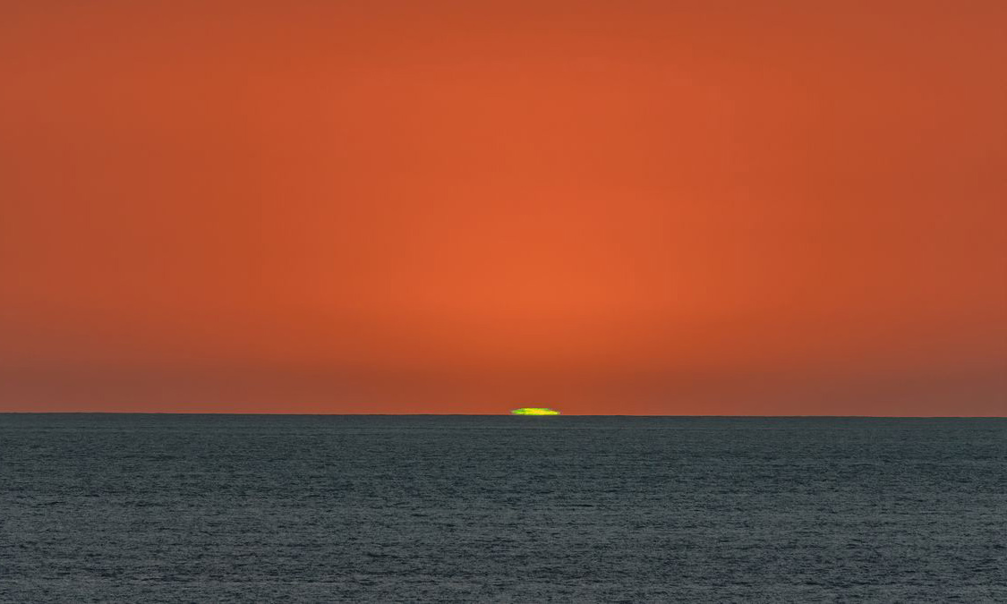 Chớp sáng xanh lục có thể xuất hiện khi Mặt Trời lặn trên biển. Ảnh: David McManus