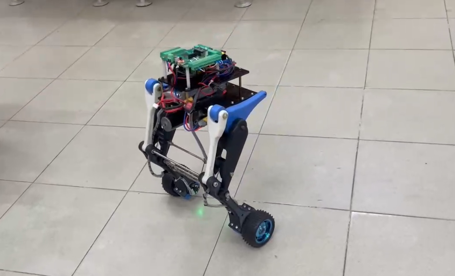 Tiến sĩ Việt làm robot 2 bánh tự cân bằng khi thay đổi độ cao