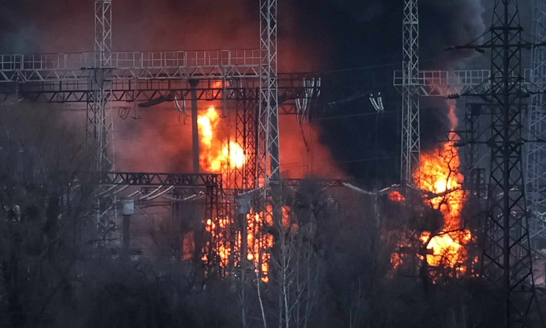 Cơ sở điện lực tại Kharkov bốc cháy sau cuộc không kích của Nga cuối tháng 3. Ảnh: Reuters