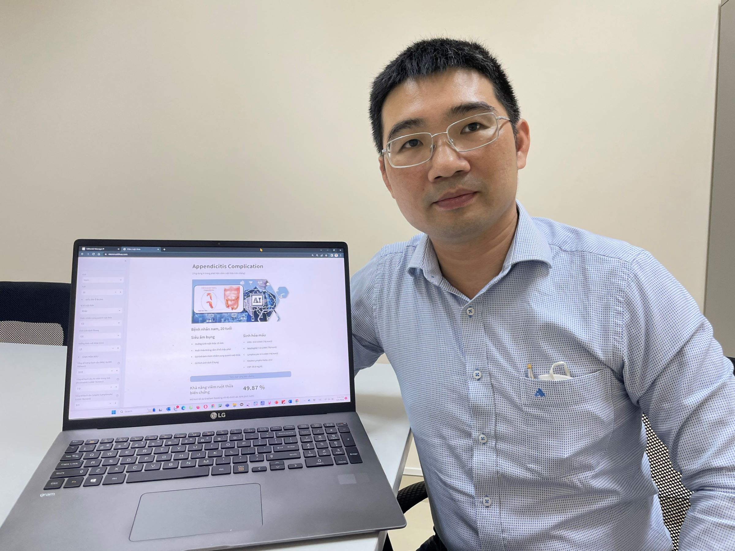 PGS.TS Thái Thanh Trúc với website hỗ trợ chẩn đoán bệnh viêm ruột thừa cấp ứng dụng trí tuệ nhân tạo. Ảnh: Hà An