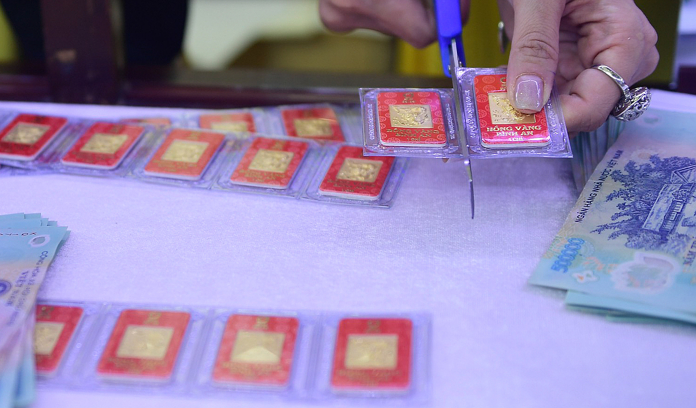 Khách mua vàng miếng, vàng nhẫn ở cửa hàng SJC trên đường Nguyễn Thị Minh Khai, quận 3. Ảnh: Thanh Tùng