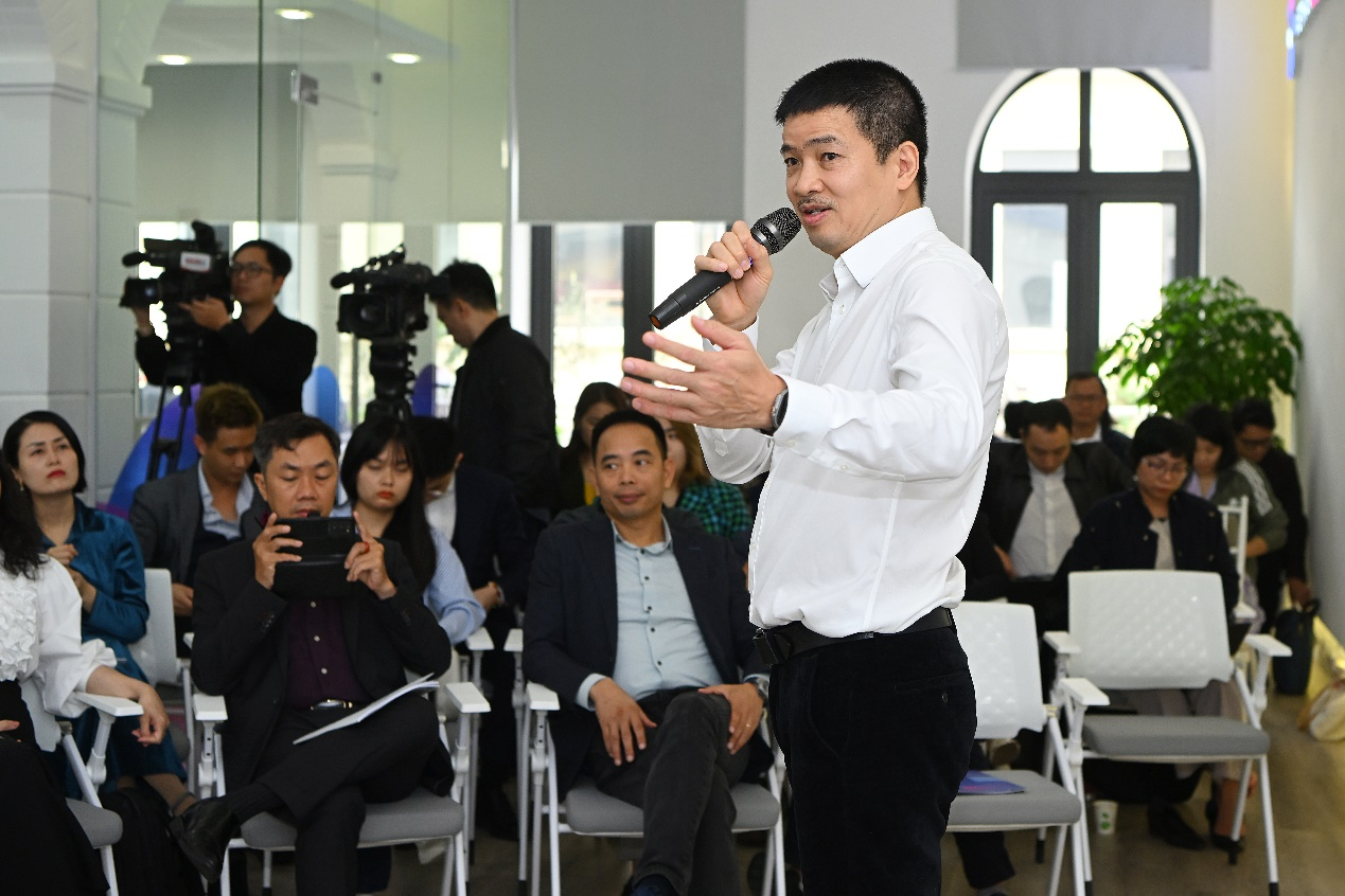 Ông Phan Đức Trung, Phó Chủ tịch thường trực VBA chia sẻ về khung pháp lý tài sản ảo. Ảnh: VBA