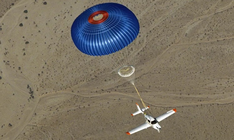 Hệ thống dù Cirrus Airframe giúp máy bay hạ thấp độ cao ở tư thế thăng bằng và tiếp đất an toàn. Ảnh: Smithsonian Magazine