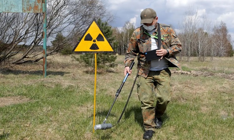 Nhà nghiên cứu đo phóng xạ ở vùng cấm Chernobyl. Ảnh: Sergey Dolzhenko