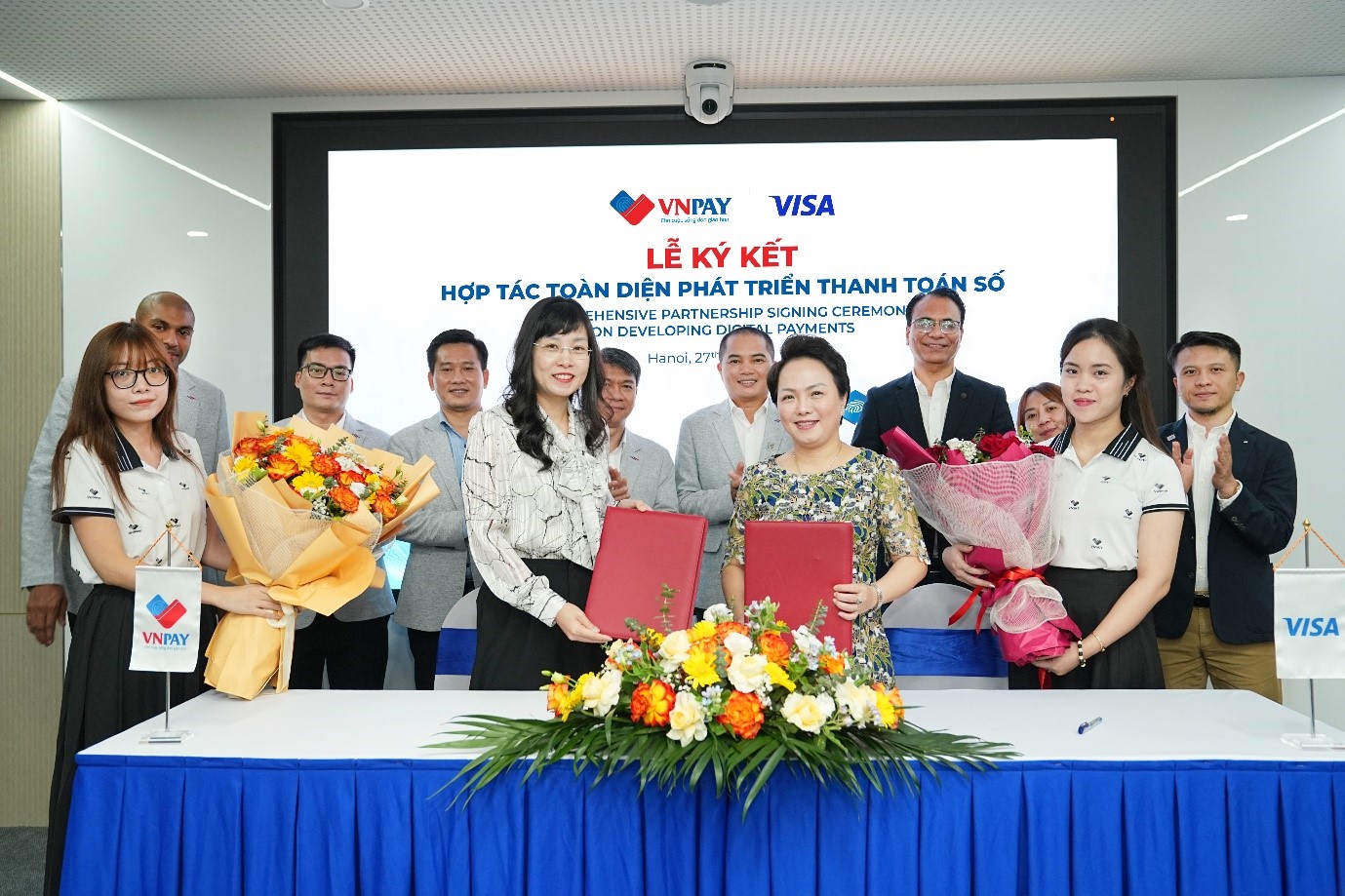 Bà Nguyễn Ánh Tuyết, Phó Tổng giám đốc VNPAY (trái) và bà Đặng Tuyết Dung Giám đốc Visa tại Việt Nam và Lào (phải) ký kết hợp tác. Ảnh: VNPAY