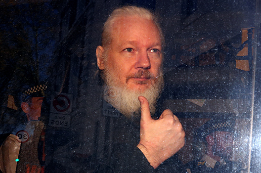 Người sáng lập WikiLeaks Julian Assange tới tòa án ở London, Anh, tháng 4/2019. Ảnh: Atlantic Council