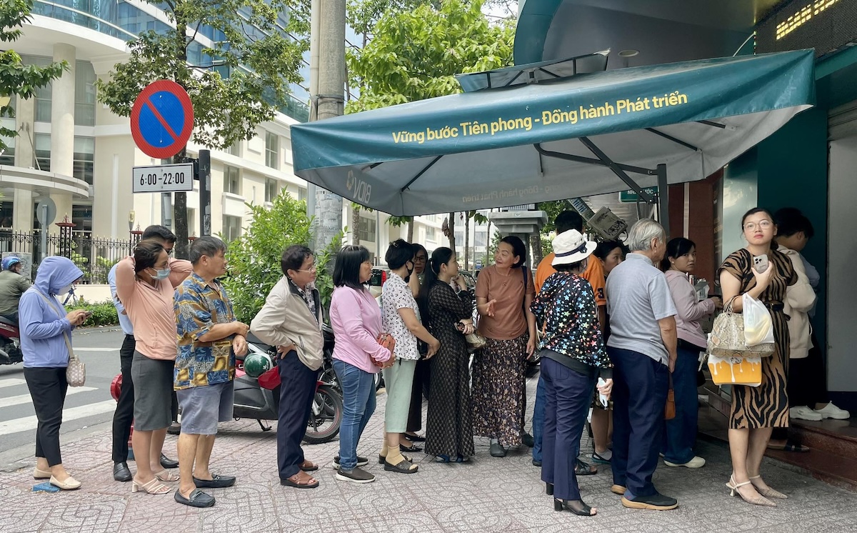 Người dân xếp hàng chờ mua vàng tại một chi nhánh ngân hàng ở TP HCM, chiều 4/6. Ảnh: Quỳnh Trang