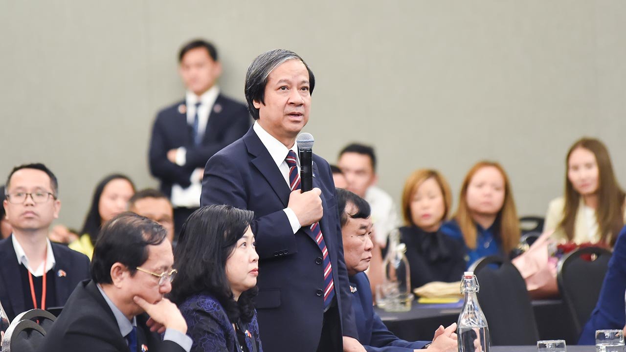 Bộ trưởng Giáo dục và Đào tạo Nguyễn Kim Sơn trả lời các kiến nghị liên quan đến giáo dục. Ảnh: Tuấn Anh