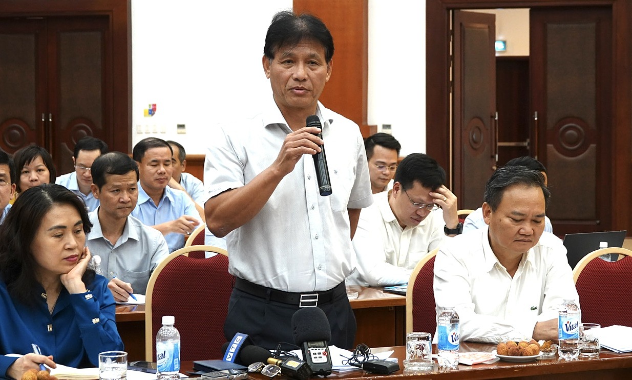 Phó tổng cục trưởng Tổng cục Thuế Đặng Ngọc Minh trả lời tại họp báo, chiều 18/6. Ảnh: MOF