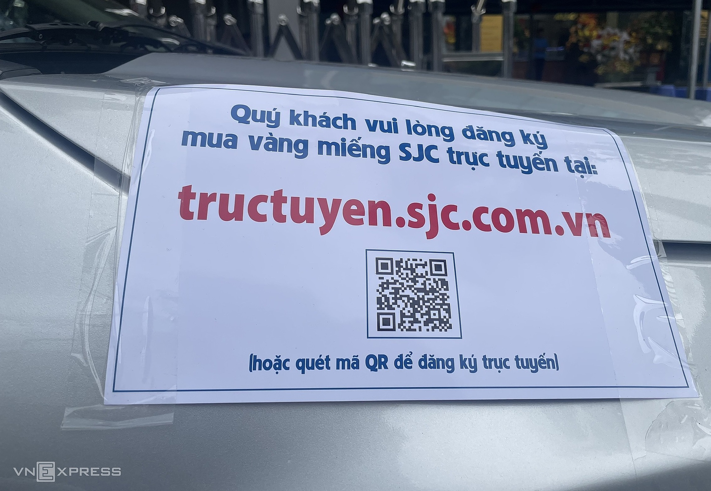 SJC sáng nay giải tán khách hàng tụ tập trước trụ sở tại Nguyễn Thị Minh Khai (quận 3, TP HCM), đồng thời dán thông báo về việc đăng ký mua vàng trực tuyến qua website. Ảnh: Quỳnh Trang