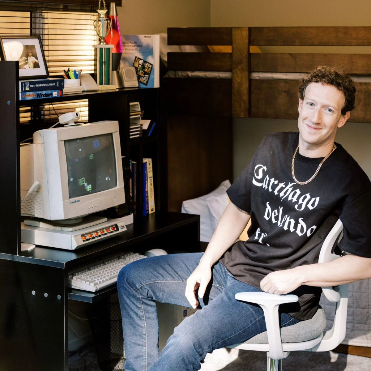 Gần nhất, trong tiệc sinh nhật lần thứ 40 của mình, Zuckerberg mặc áo phông có chữ, quần jean và dây chuyền do mình tự thiết kế.