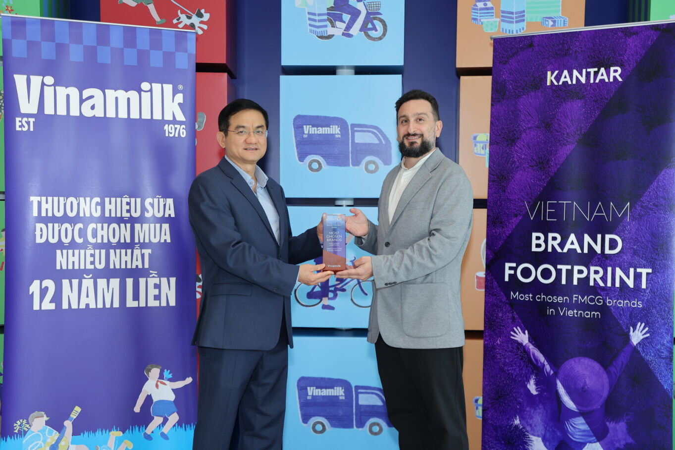 Đại diện Kantar Việt Nam (bên phải) trao các chứng nhận cho ông Nguyễn Quang Trí, Giám đốc điều hành Marketing Vinamilk. Ảnh: Vinamilk