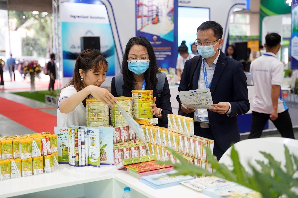Người tiêu dùng tìm hiểu các sản phẩm dinh dưỡng miễn dịch của VitaDairy tại triển lãm sữa (Hà Nội, tháng 6,2022). Ảnh (VitaDairy