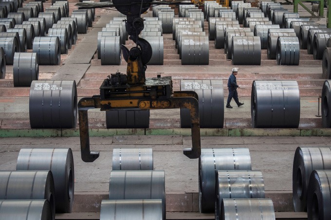 Công nhân bên trong một nhà máy thép ở Trùng Khánh (Trung Quốc). Ảnh: Reuters