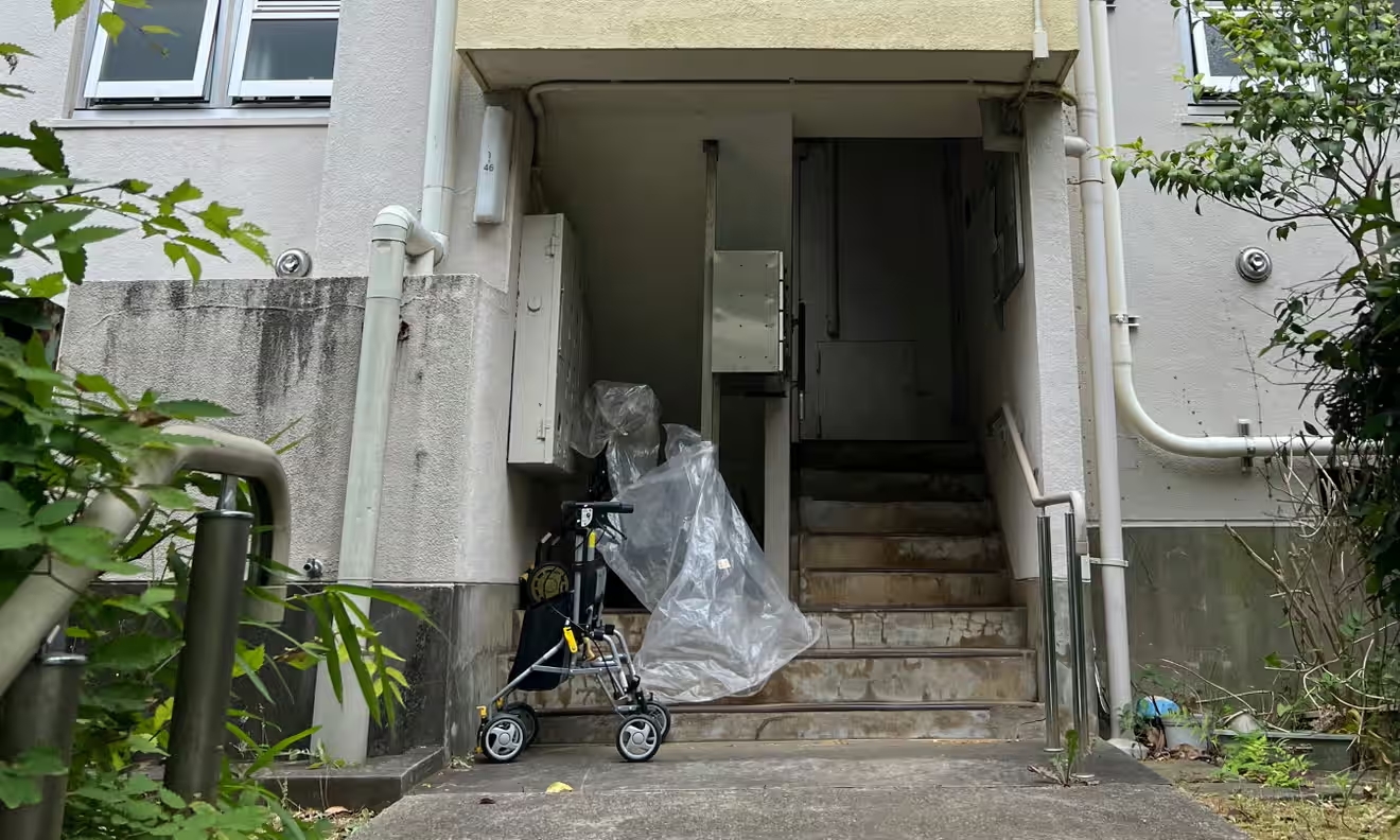 Một chiếc xe lăn bên ngoài lối lên căn hộ ở khu Tokiwadaira, vùng ven Tokyo. Ảnh: Guardian