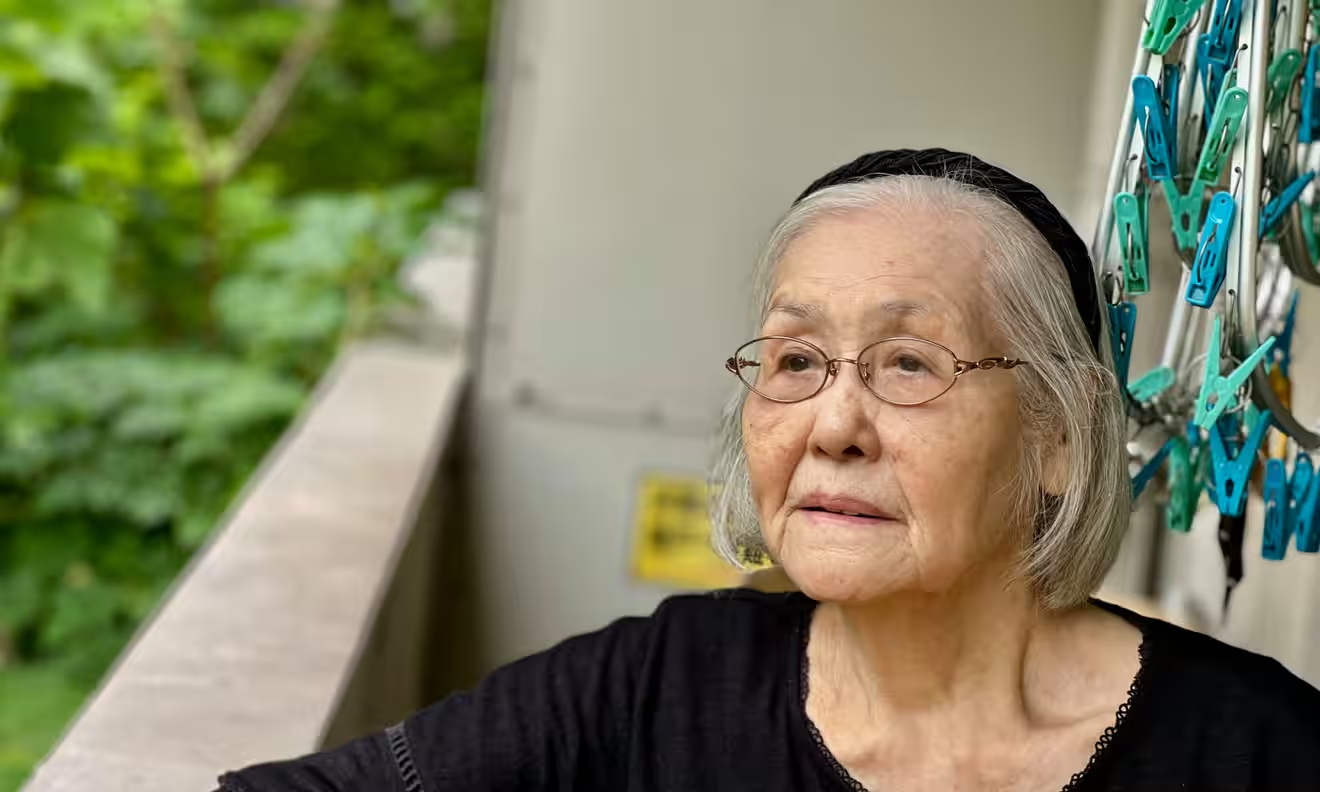 Cụ bà Yoko Kohama trả lời phỏng vấn tại ban công căn hộ ở khu Tokiwadaira, vùng ven Tokyo. Ảnh: Guardian