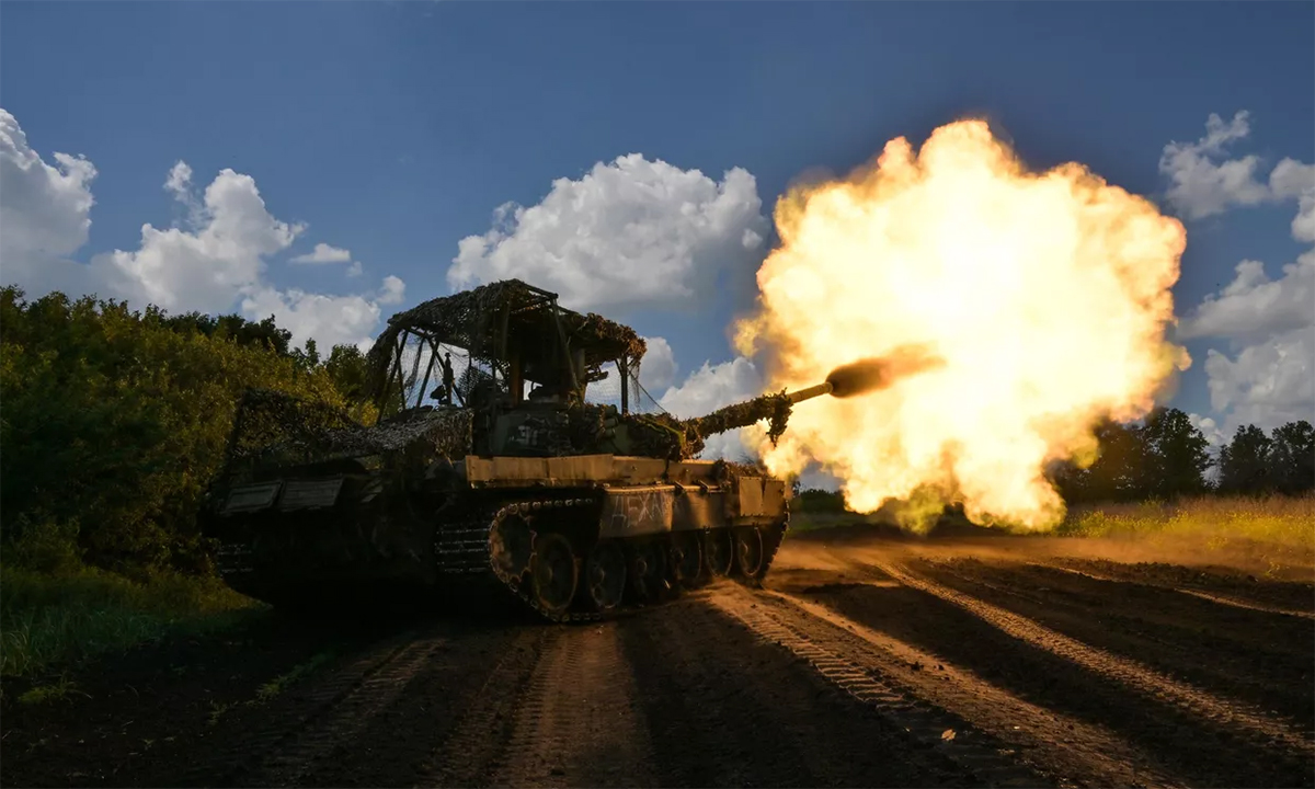 Xe tăng Nga nã đạn vào vị trí Ukraine ngày 1/6. Ảnh: BQP Nga