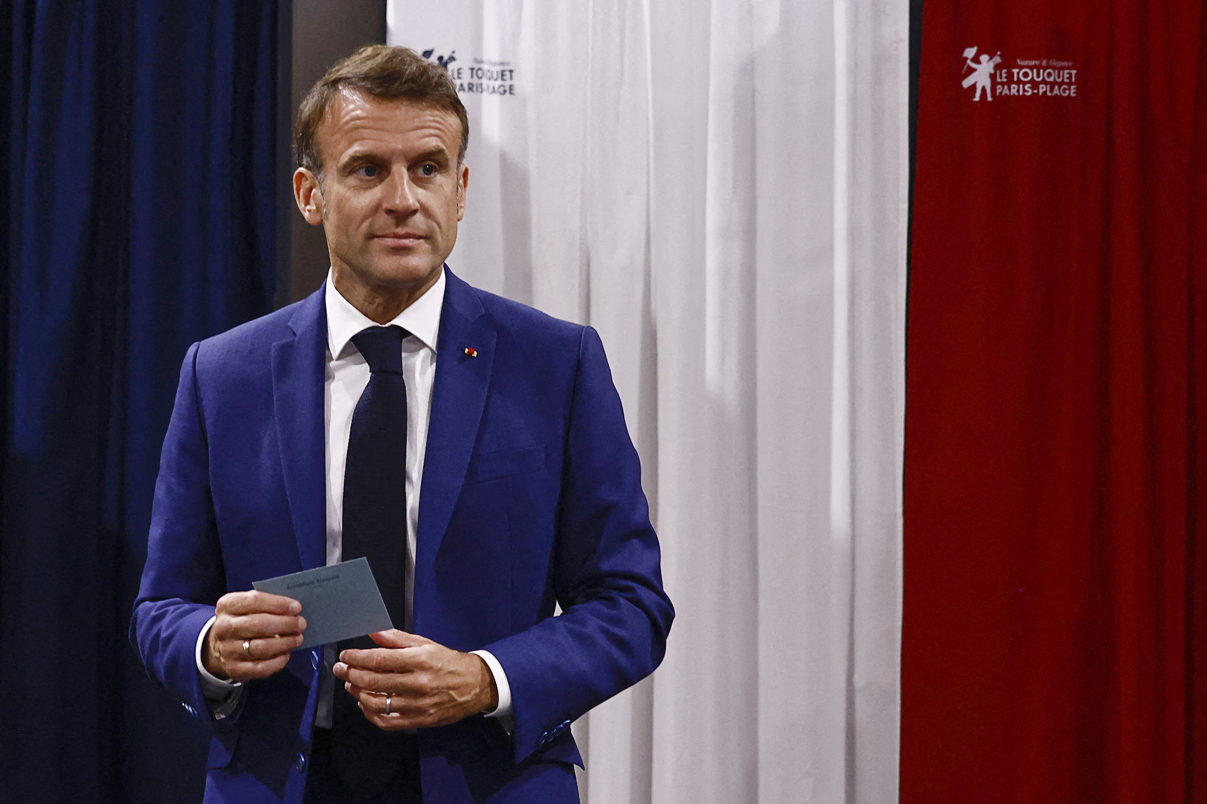 Tổng thống Pháp Emmanuel Macron tại điểm bỏ phiếu ở Le Touquet, miền bắc Pháp ngày 30/6. Ảnh: AFP
