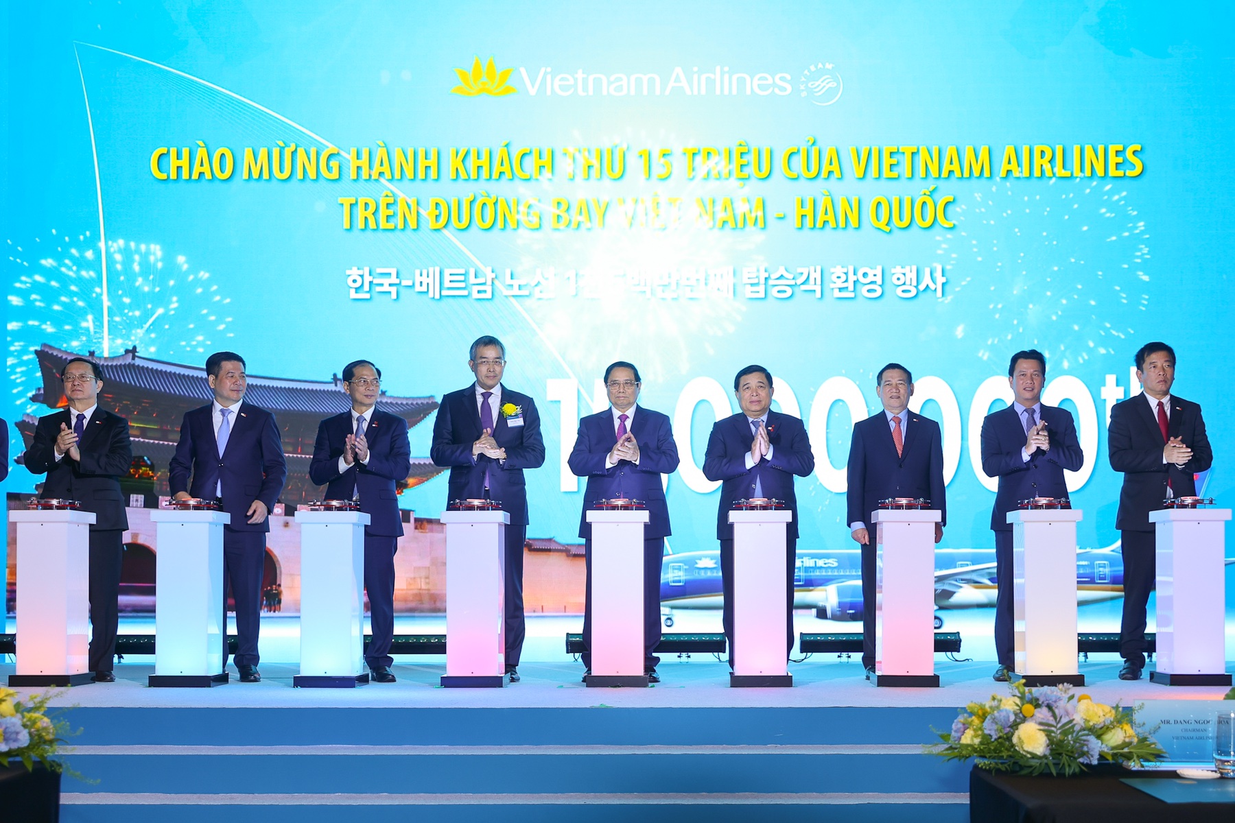 Thủ tướng thực hiện nghi thức chào mừng 30 năm đường bay và hành khách thứ 15 triệu. Ảnh: Vietnam Airlines