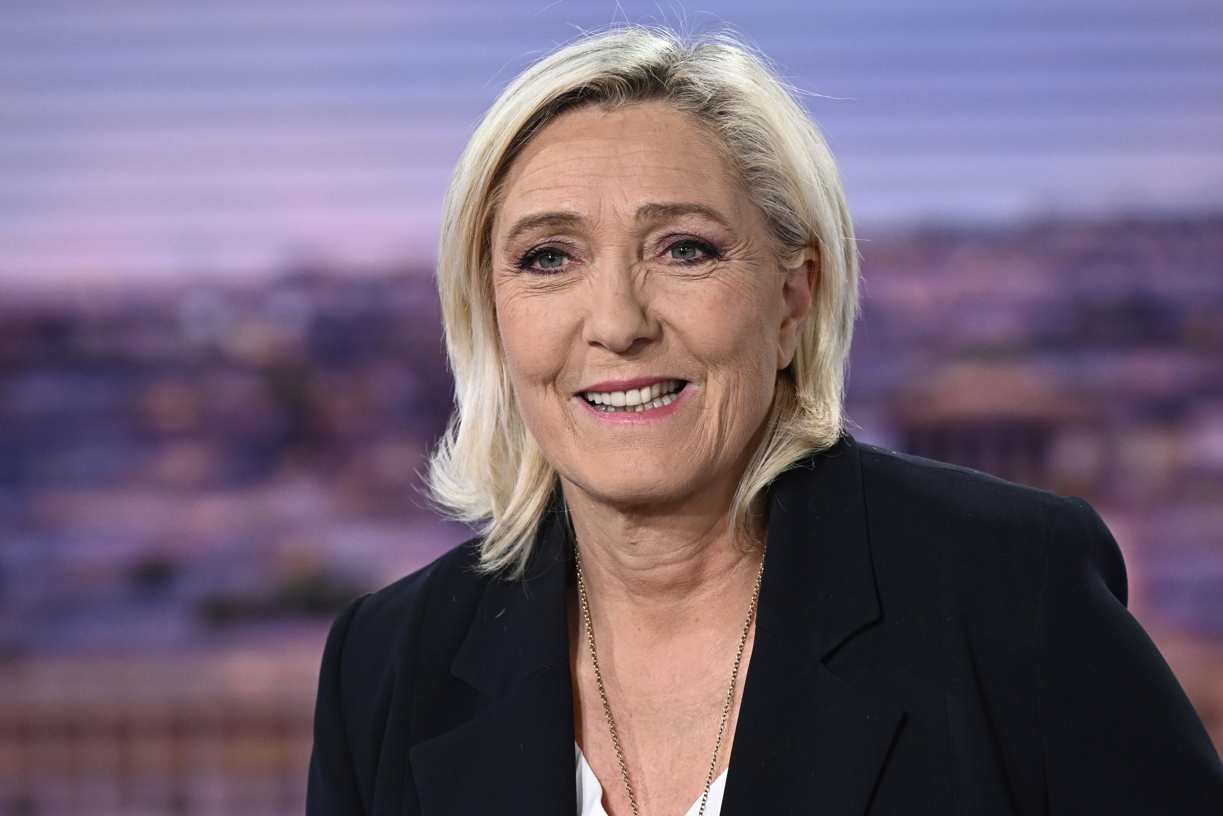 Lãnh đạo đảng cực tả Mặt trận Quốc gia Marine Le Pen trả lời phỏng vấn tại Boulogne-Billancourt, ngoại ô Paris ngày 10/6. Ảnh: AP