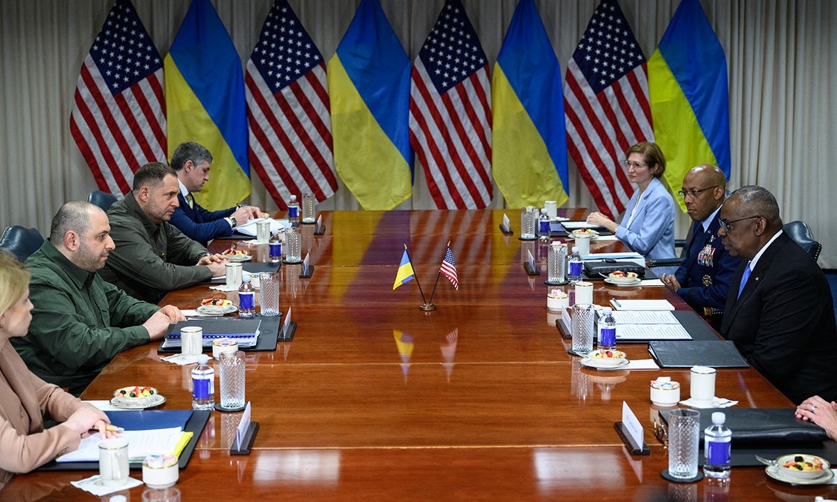 Ông Austin (ngoài cùng bên phải) và ông Rumerov (ngoài cùng bên trái) trong cuộc gặp hôm 2/7 tại Lầu Năm Góc. Ảnh: AFP