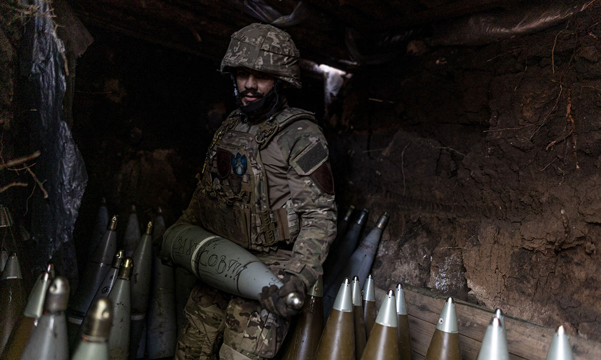 Binh sĩ Ukraine cầm đạn pháo tại khu vực gần Lyman hôm 25/5. Ảnh: AFP