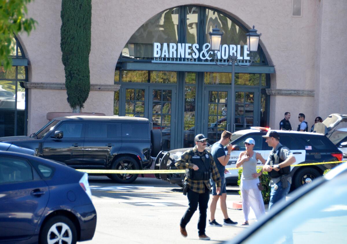 Cảnh sát phong tỏa hiện trường ở chợ trời Fashion Island, California. Ảnh: LA Times