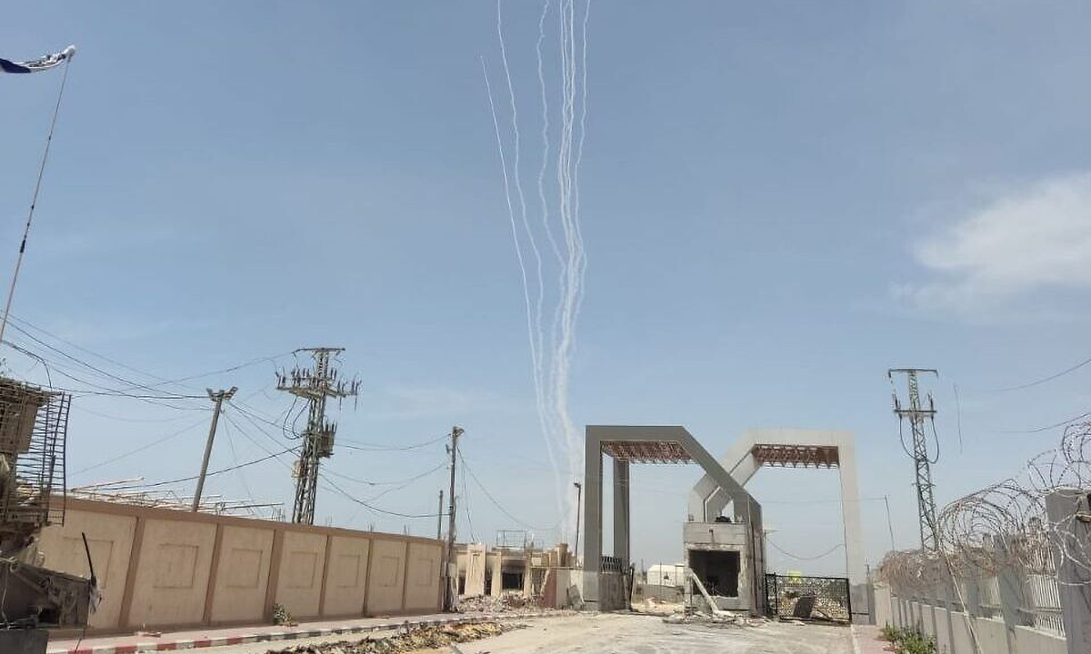 Các vệt khói trắng của rocket phóng từ Rafah hôm 26/5. Ảnh: IDF