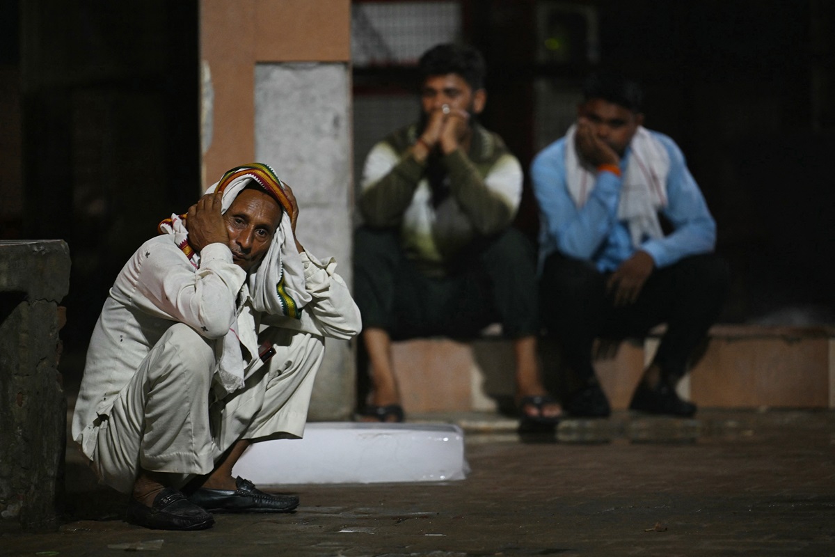 Người thân nạn nhân bên ngoài bệnh xá Sikandara Rao chờ nhận diện thi thể. Ảnh: AFP