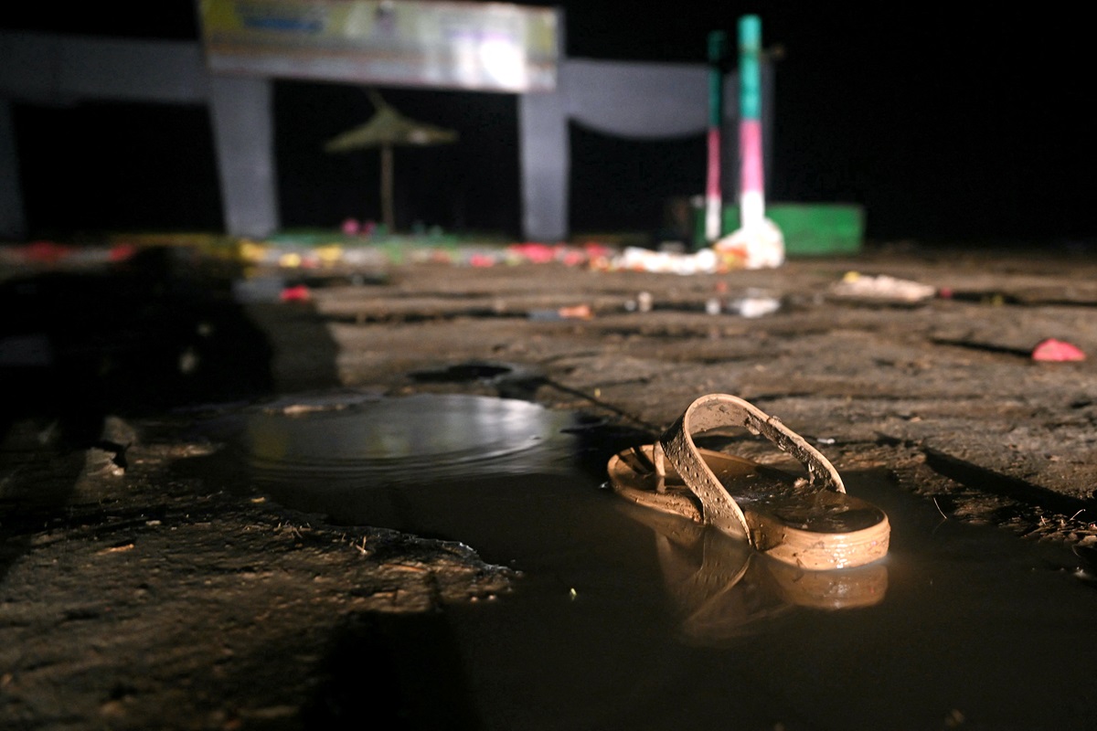 Chiếc dép bị bỏ lại tại hiện trường vụ giẫm đạp ở Hathras, bang Uttar Pradesh, Ấn Độ. Ảnh: AFP