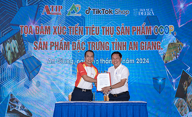 Đại diện HDBank (trái) ký kết hợp tác Trung tâm xúc tiến thương mại và đầu tư An Giang. Ảnh: Tài Nguyễn