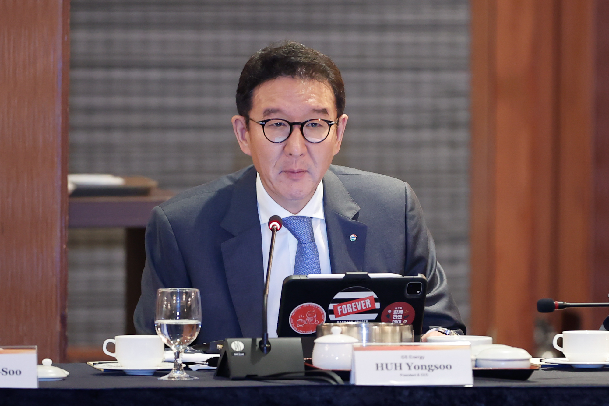 Chủ tịch tập đoàn GS Energy Huh Yongsoo tại tọa đàm. Ảnh: Nhật Bắc