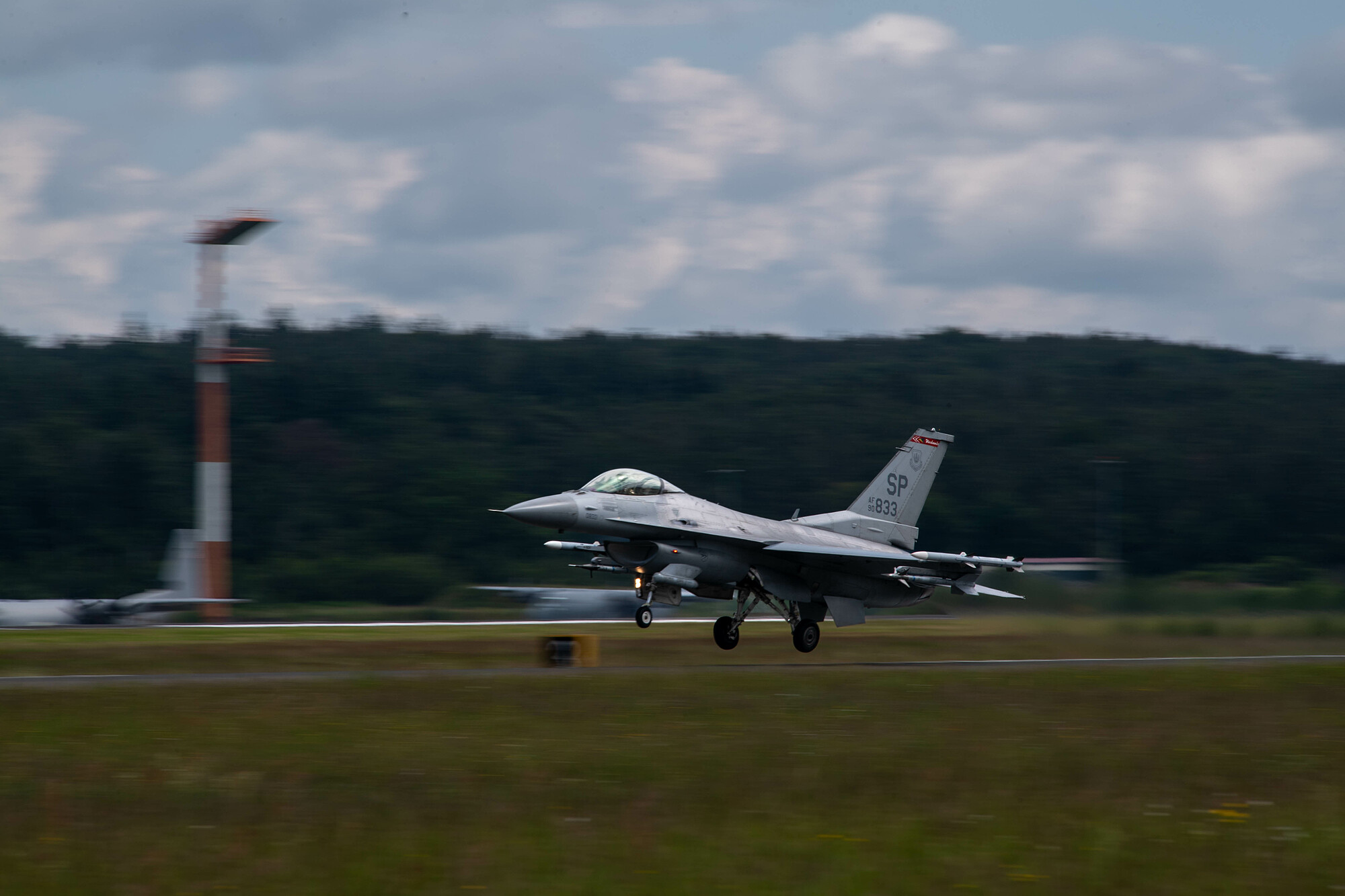Tiêm kích F-16 của không quân Mỹ cất cánh từ sân bay quân sự Ramstein, tại bang Rhineland-Palatinate phía tây nam Đức, vào ngày 6/6. Ảnh: USAF