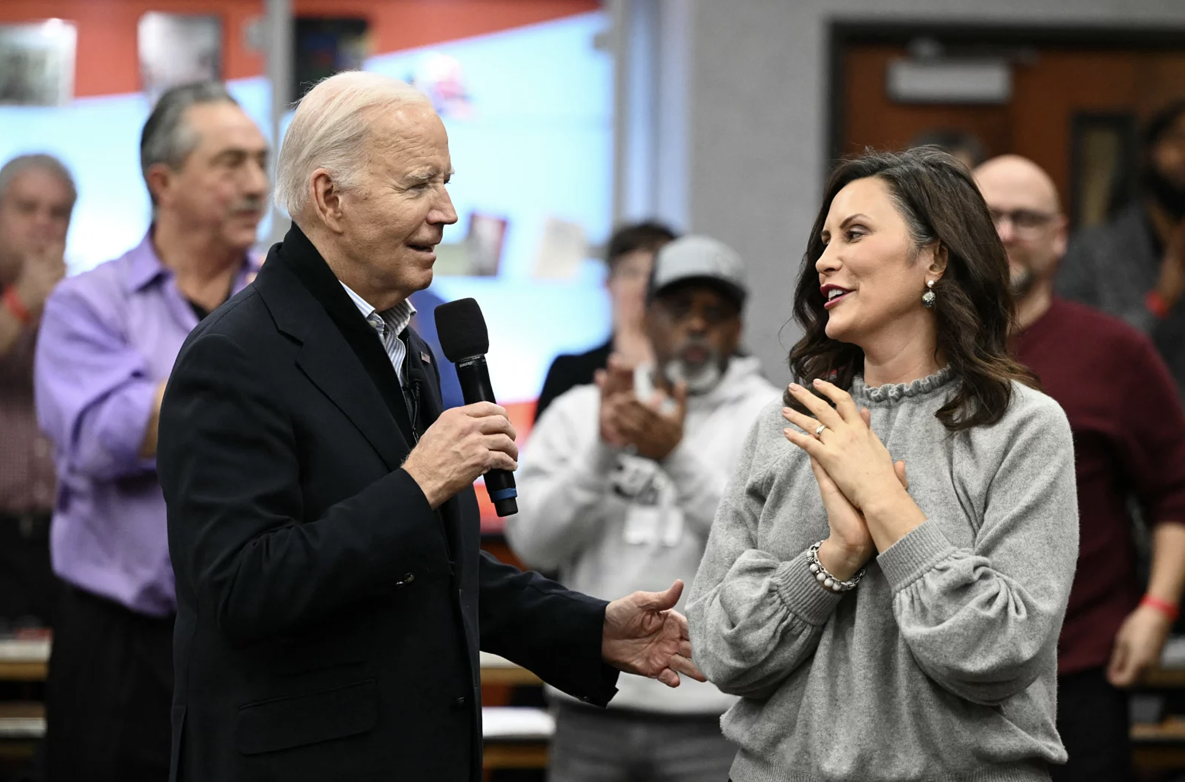 Tổng thống Mỹ Joe Biden (trái) và Thống đốc Michigan Gretchen Whitmer trong chuyến thăm thành phố Detroit ngày 1/2. Ảnh: AFP