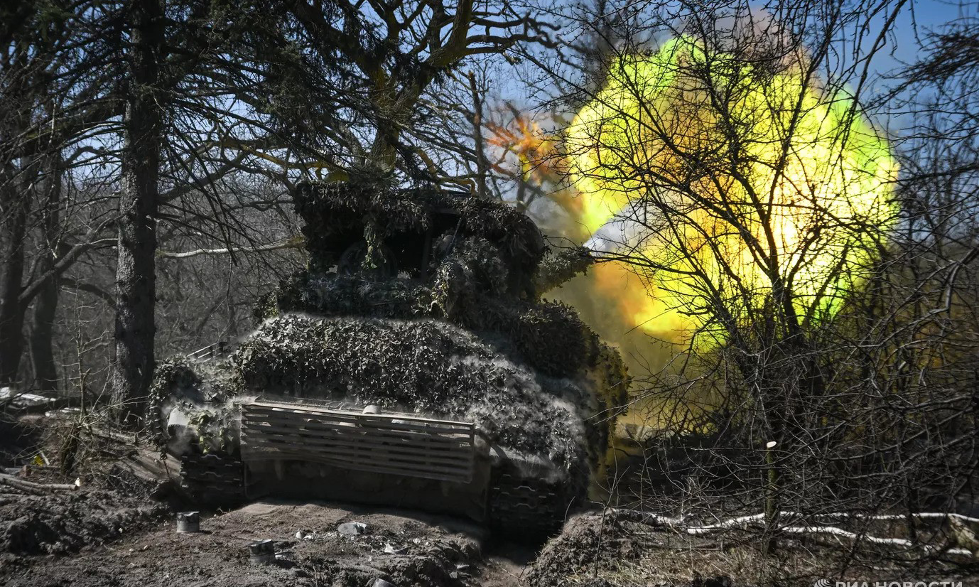 Xe tăng T-72 Nga khai hỏa ở Ukraine hồi tháng 4. Ảnh: RIA Novosti