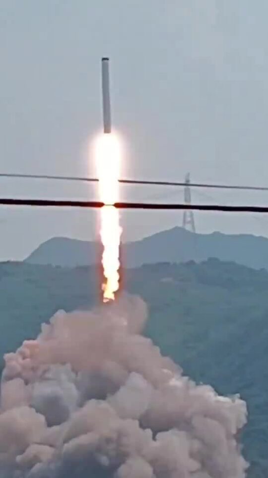 Tên lửa Trung Quốc phóng nhầm đâm xuống mặt đất
